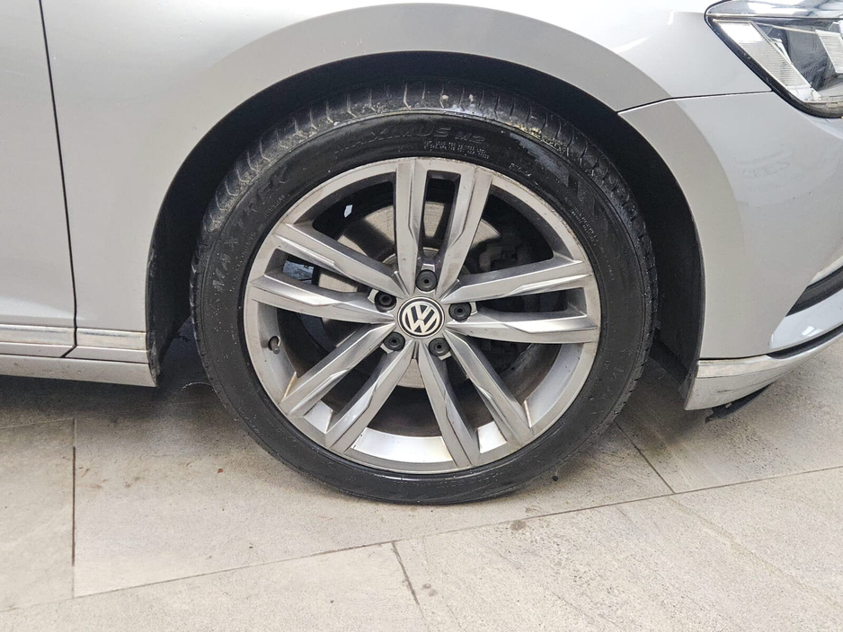 2018 Volkswagen Passat - image 6