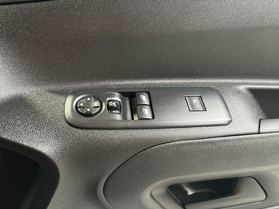 2024 Toyota Proace City - image 13