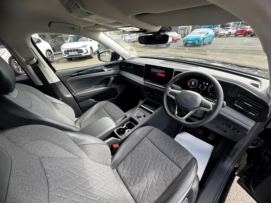 2025 Volkswagen Tiguan - image 12