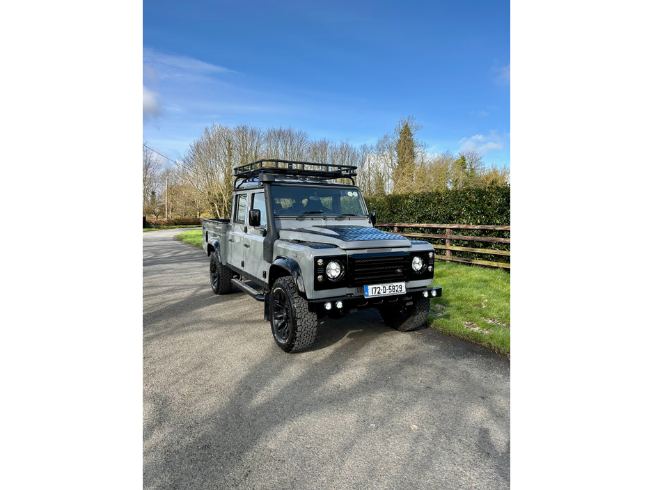 2017 Land Rover Defender - image 2