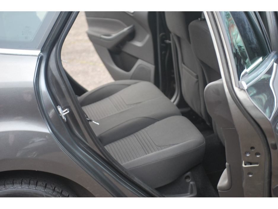 2016 Ford Focus - image 9