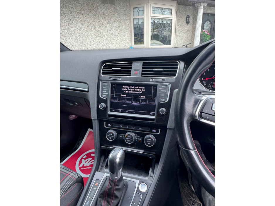 2015 Volkswagen Golf - image 18