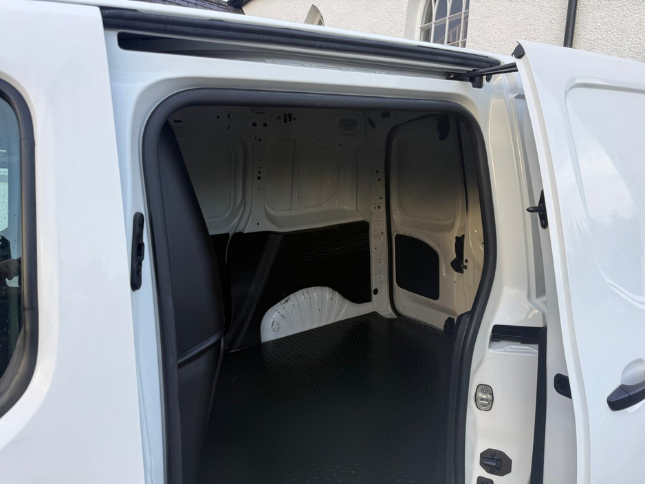 2022 Opel Combo - image 22