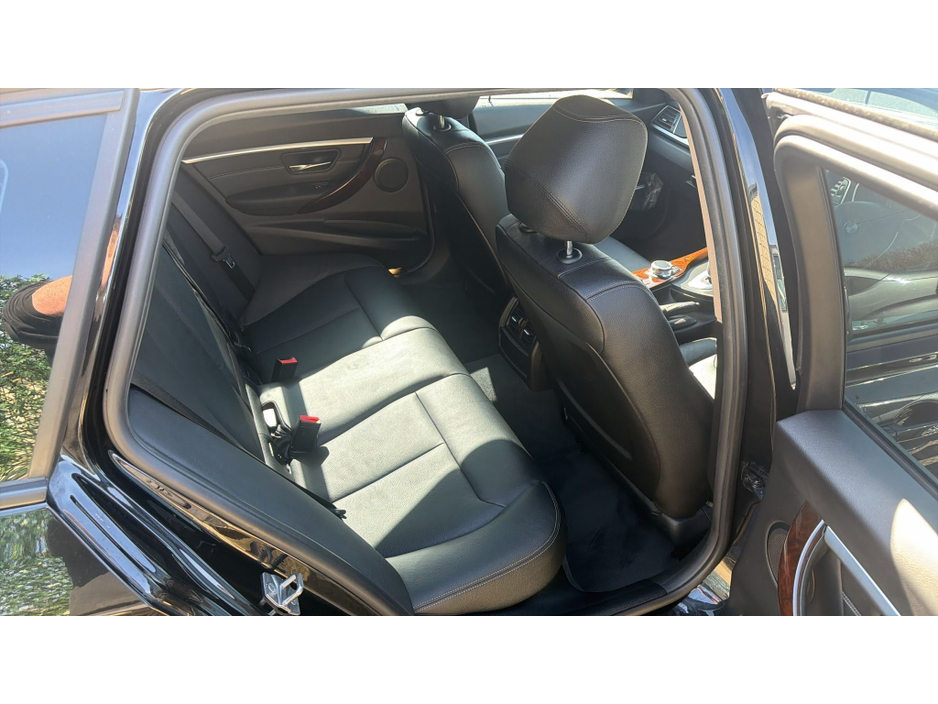 2018 BMW 3 Series - image 9