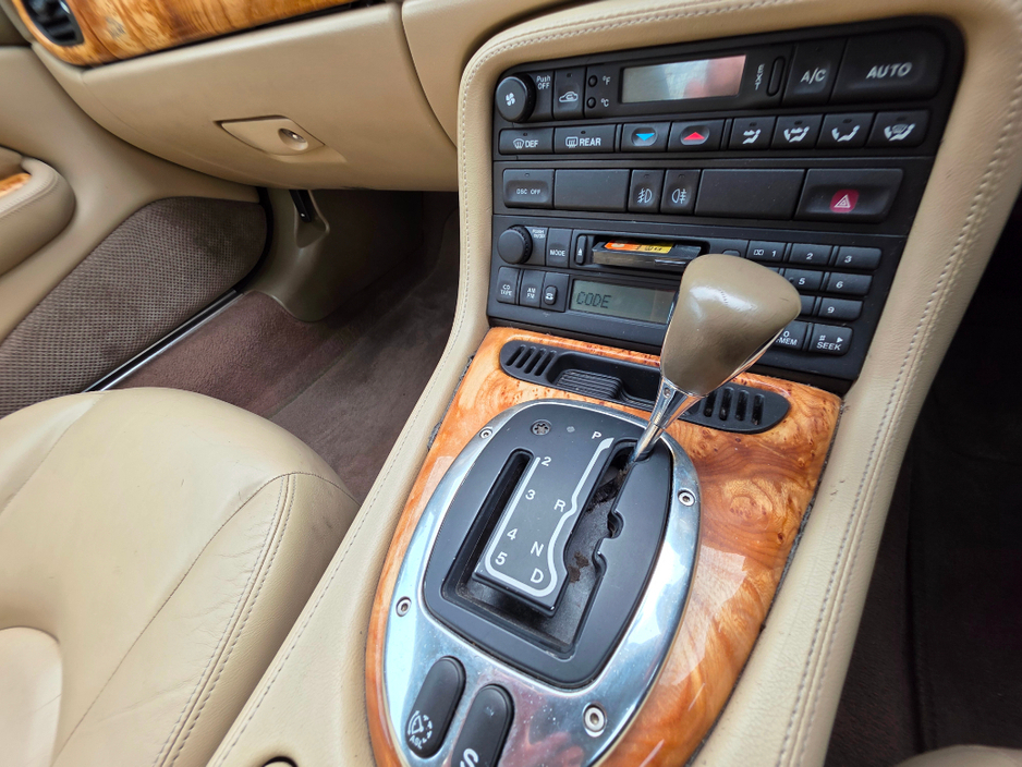 2005 Jaguar X-Type - image 11