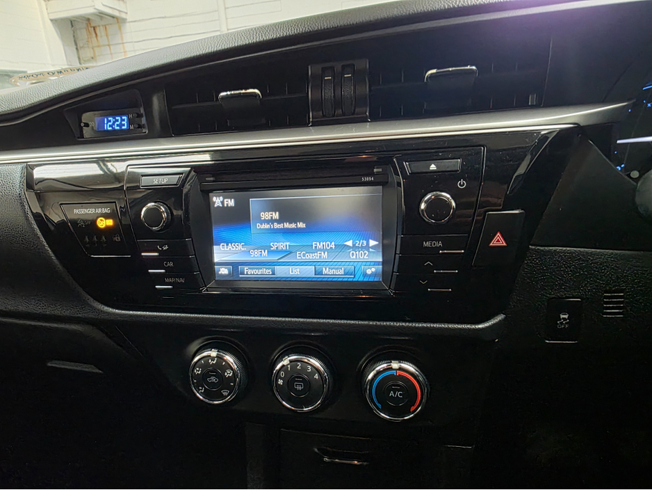 2015 Toyota Corolla - image 9