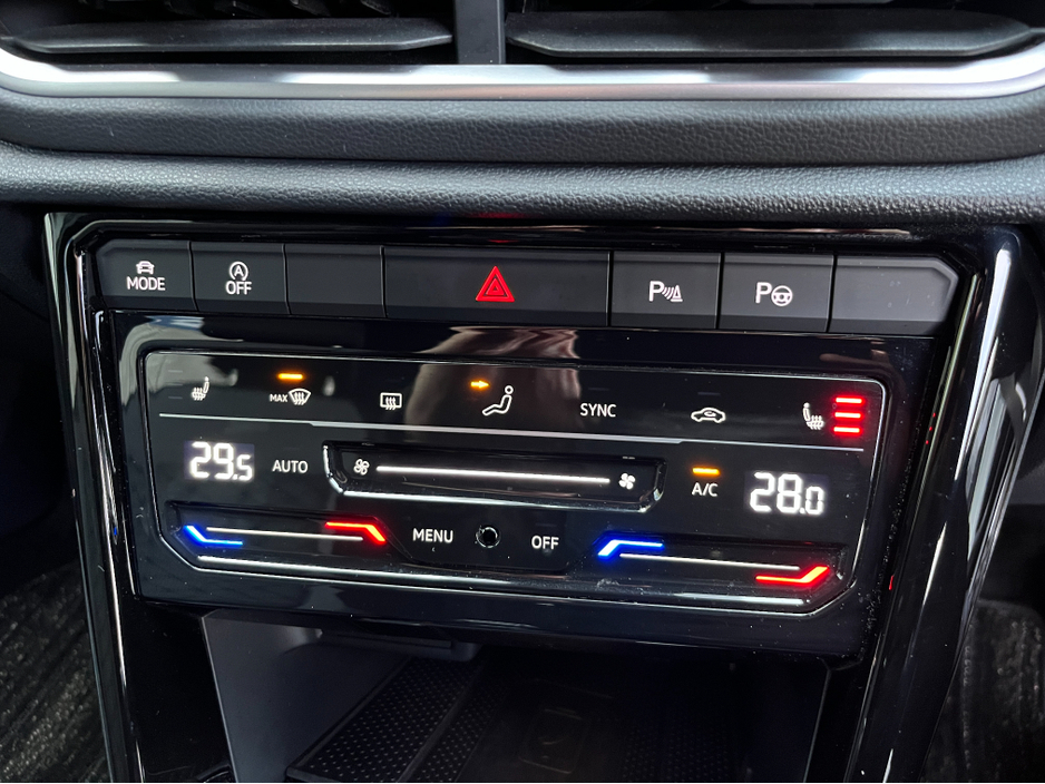 2023 Volkswagen T-Roc R-LINE AUTOMATIC 2.0 DIESEL //HALF LEATHER HEATED SEATS//REVERSE CAMERA//ADAPTIVE CRUISE CONTROL//KEYLESS ENTRY// €31,950