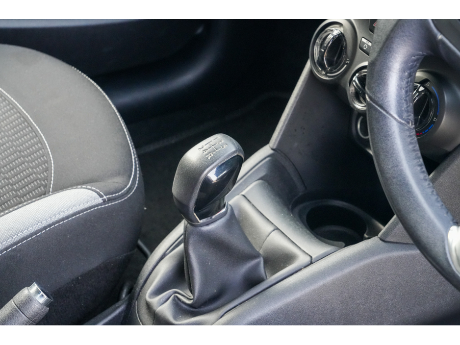 2015 Peugeot 208 - image 7