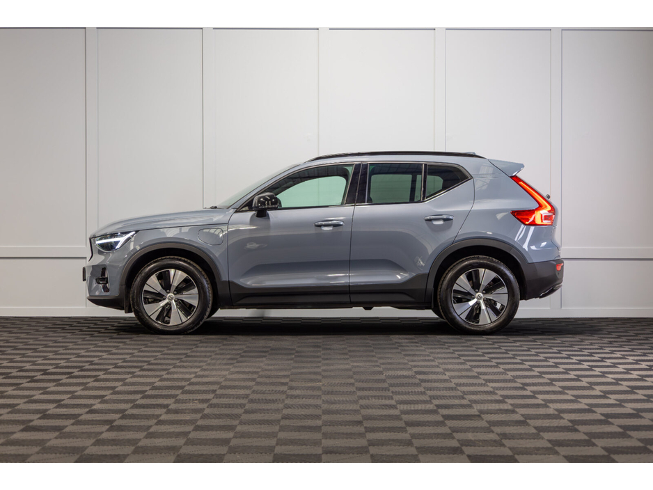 2022 Volvo XC40 - image 3