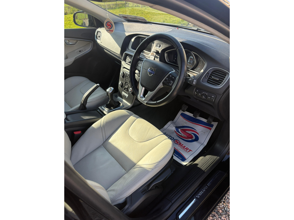 2015 Volvo V40 - image 10