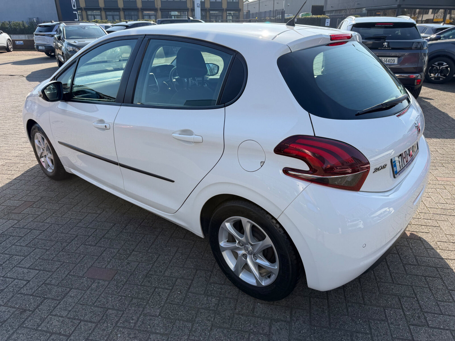 2017 Peugeot 208 - image 6