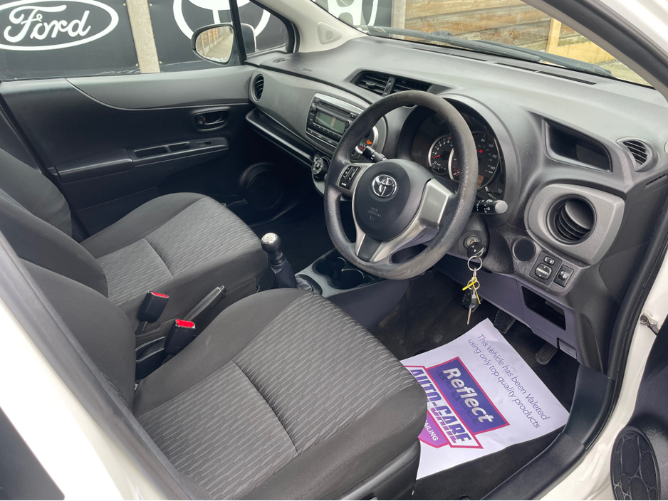 2012 Toyota Yaris - image 12