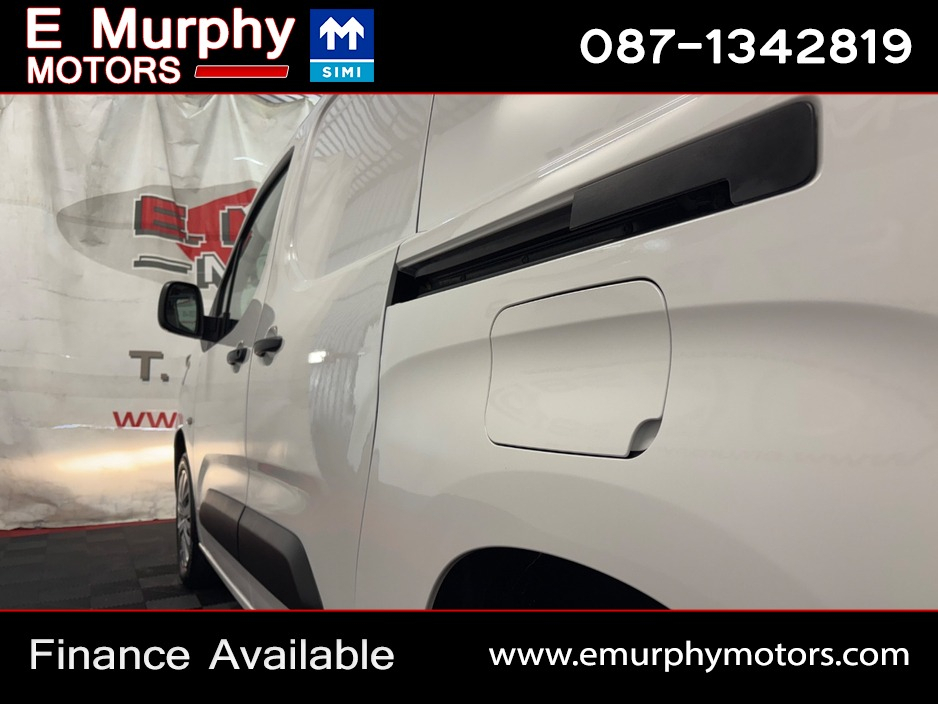 2022 Peugeot Partner - image 24