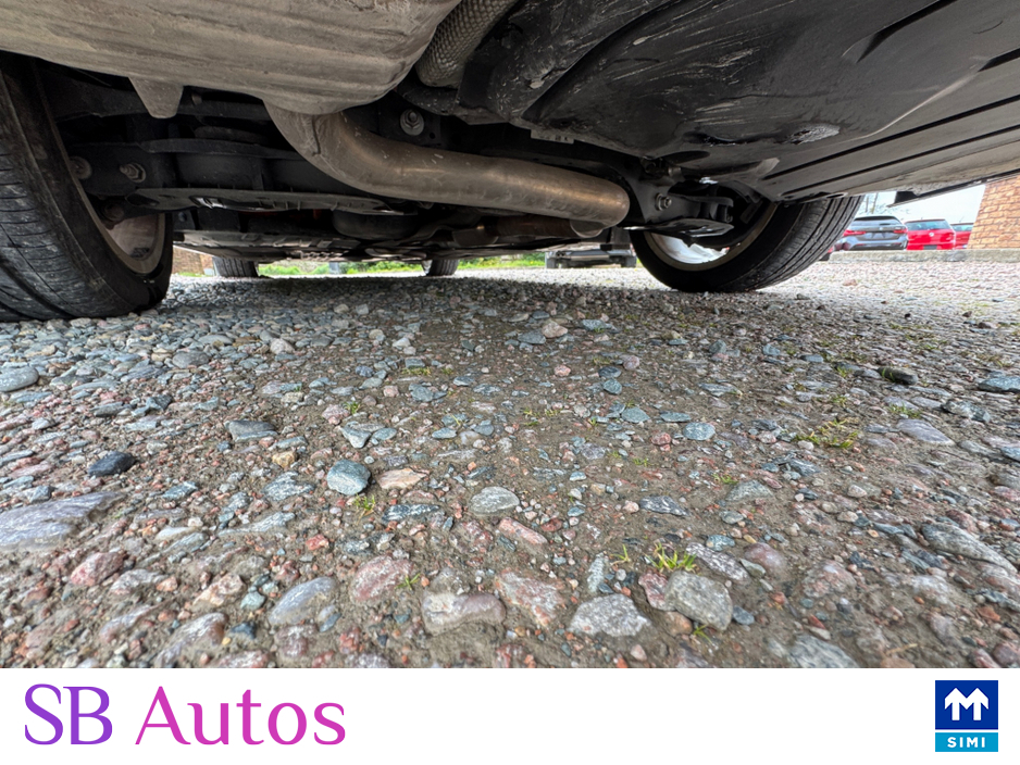 2016 BMW 3 Series - image 16