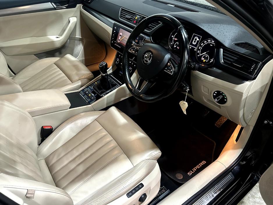2018 Skoda Superb - image 10