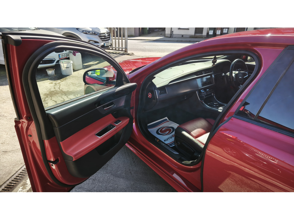 2016 Jaguar XF - image 15