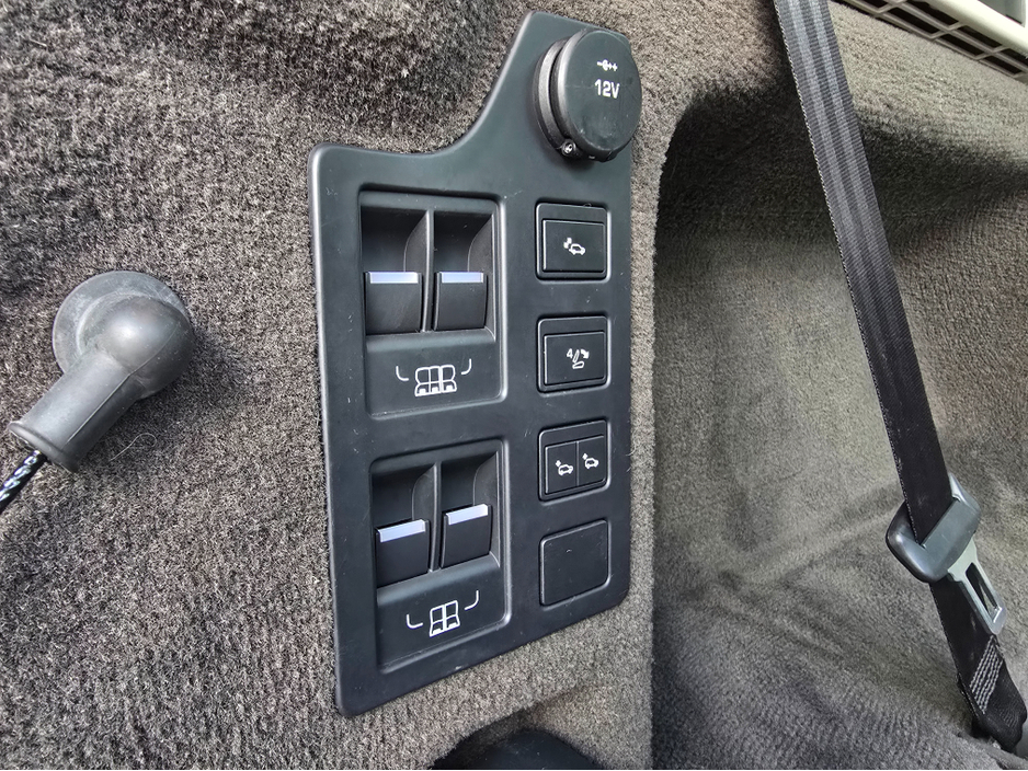 2017 Land Rover Discovery - image 19