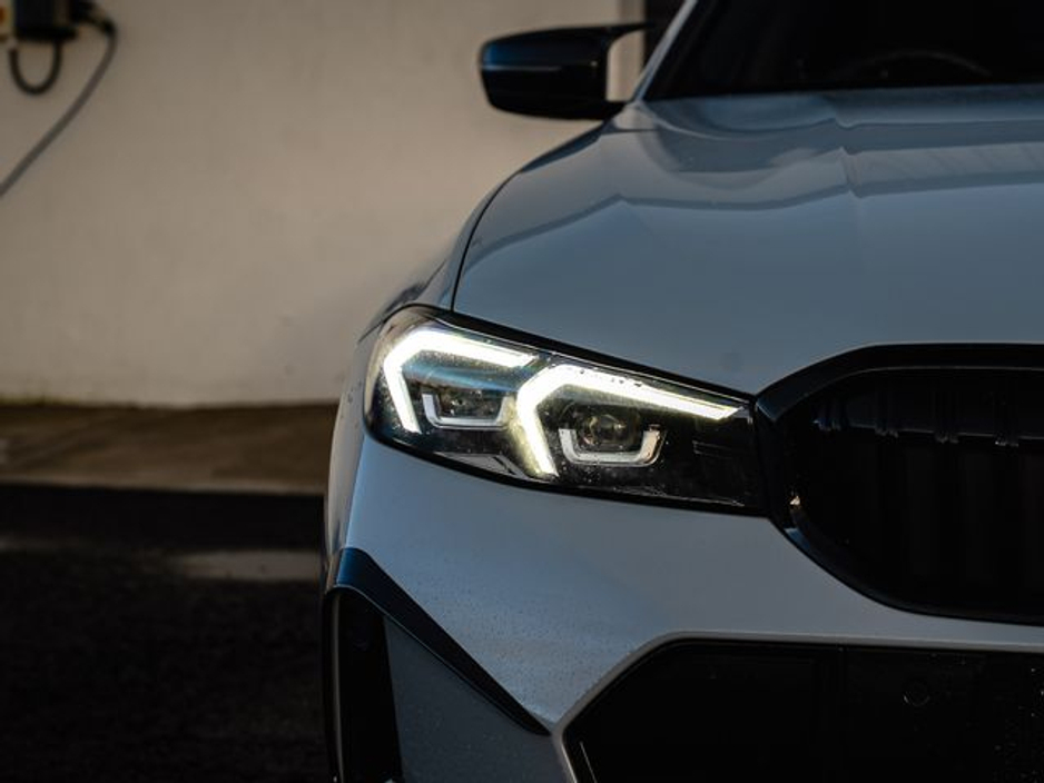 2022 BMW 3 Series - image 3