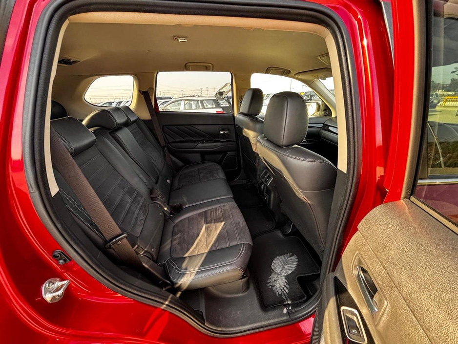 2018 Mitsubishi Outlander - image 7