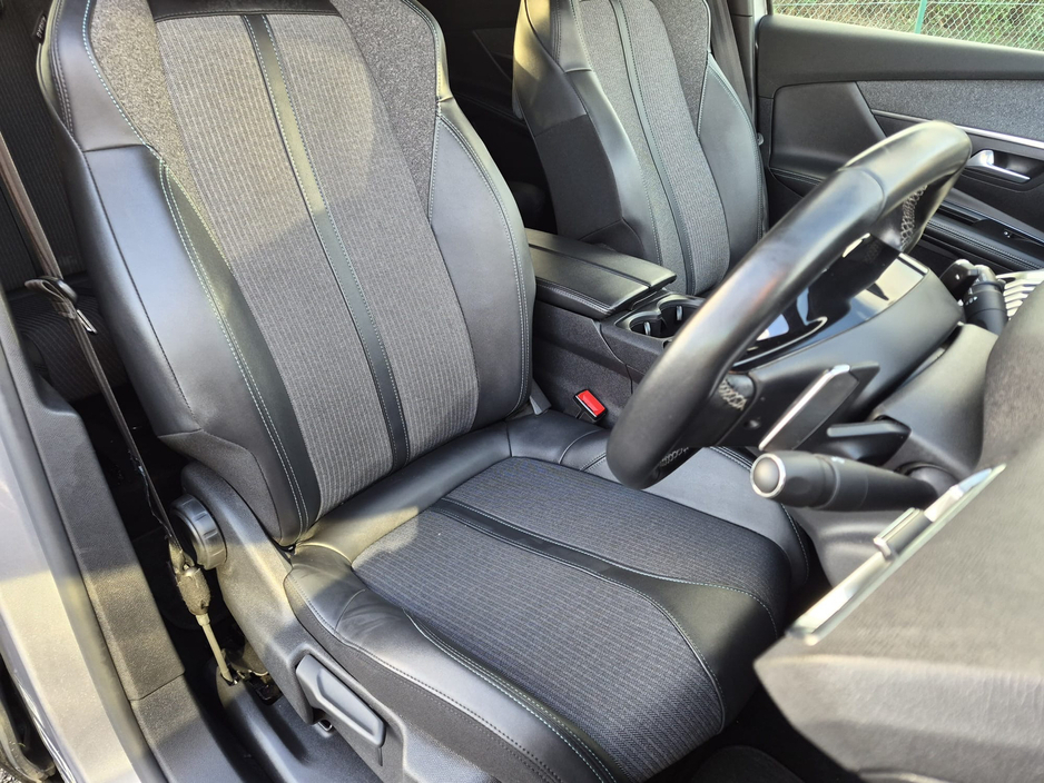 2023 Peugeot 5008  €29,999