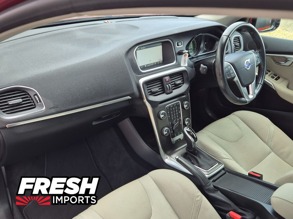 2014 Volvo V40 - image 4