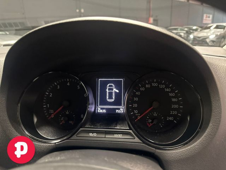 2015 Volkswagen Polo - image 4