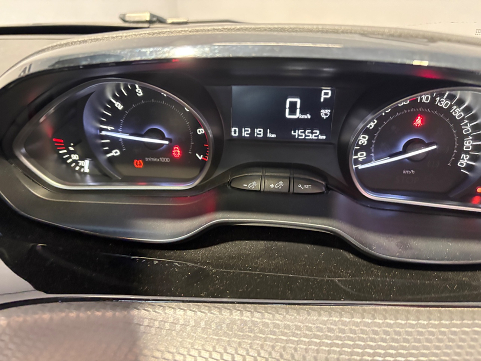 2017 Peugeot 208 - image 10