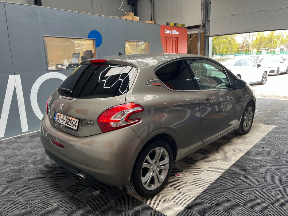 2015 Peugeot 208 - image 2