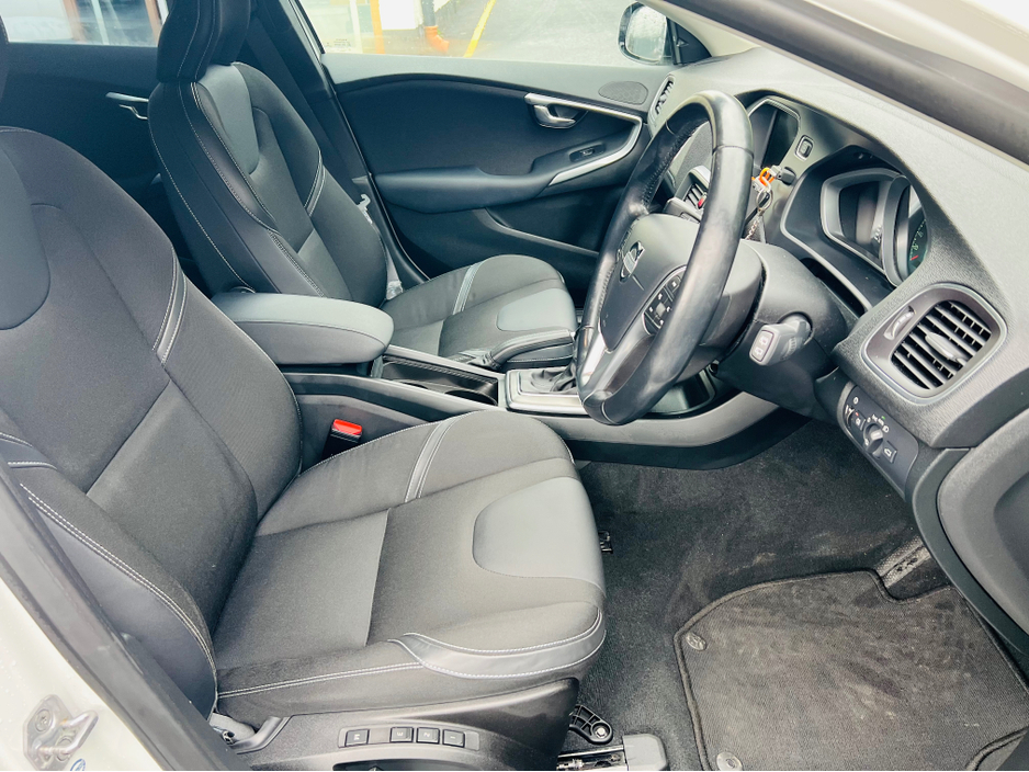 2015 Volvo V40 PRIVACY GLASS //  // REVERSE CAM €12,950