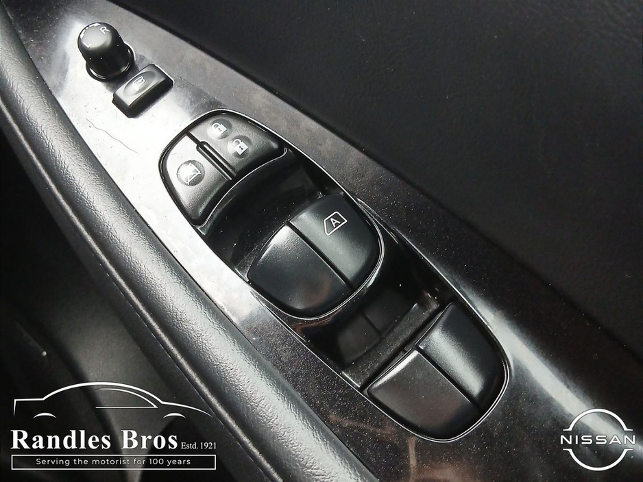 2016 Nissan Leaf - image 22