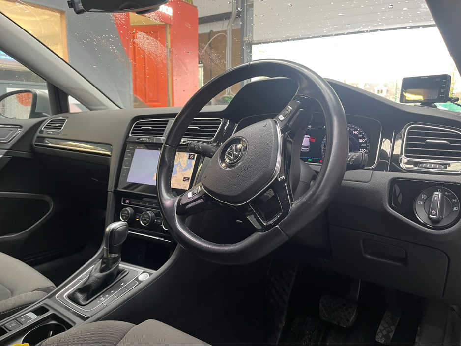 2017 Volkswagen Golf - image 8