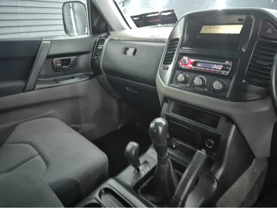 2005 Mitsubishi Shogun - image 7