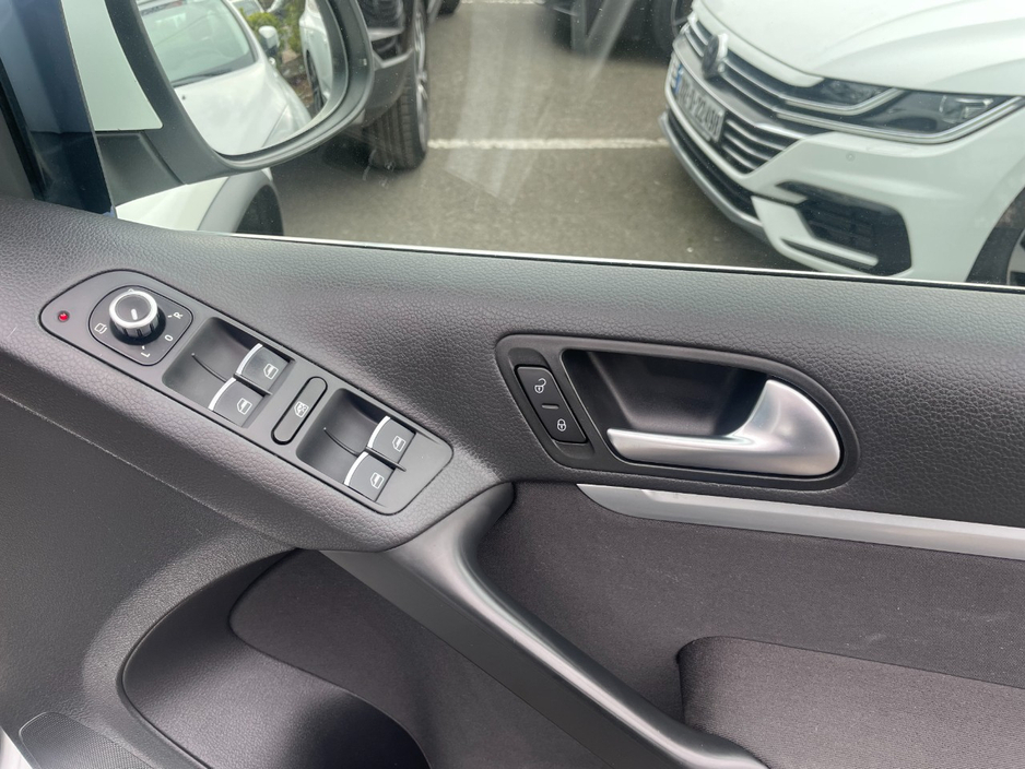 2015 Volkswagen Tiguan - image 17