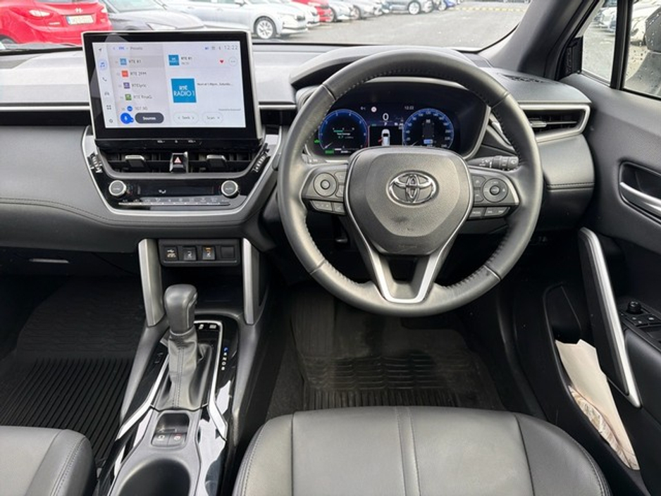 2024 Toyota Corolla Cross TOP SPEC SOL 1.8 HYBRID SOL PLUS EXTRAS // POWER TAILGATE // PAN ROOF // REAR CAMERA // APPLE CARPLAY/ANDROID AUTO // AIR CON // FULL WARRANTY €38,945