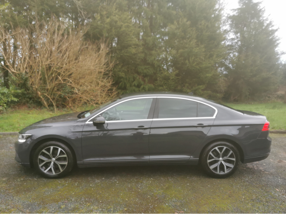 2020 Volkswagen Passat - image 5