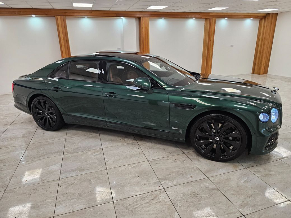 2022 Bentley Flying Spur V6 Hybrid Auto // Racing Green €164,950