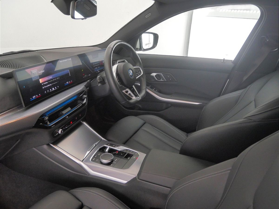 2025 BMW 3 Series - image 7