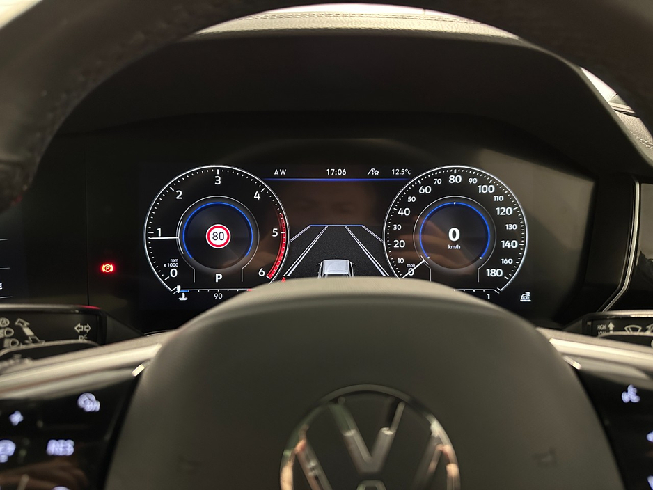 2023 Volkswagen Touareg - image 25