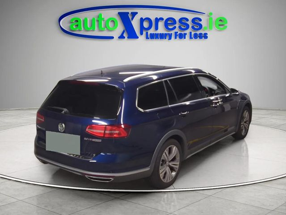 2019 Volkswagen Passat - image 3