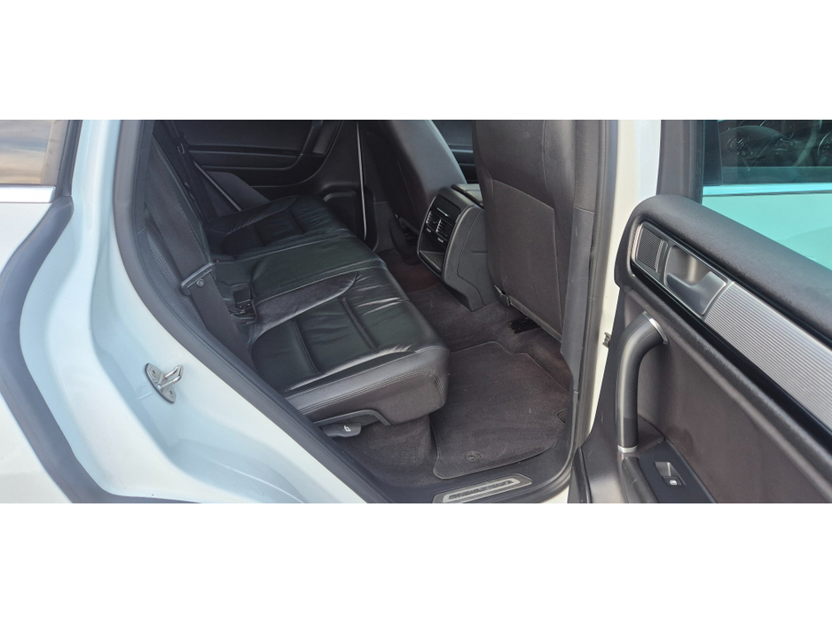 2016 Volkswagen Touareg 3.0 TDI R-LINE BLUEMOTION 258 5DR A V6 €18,659