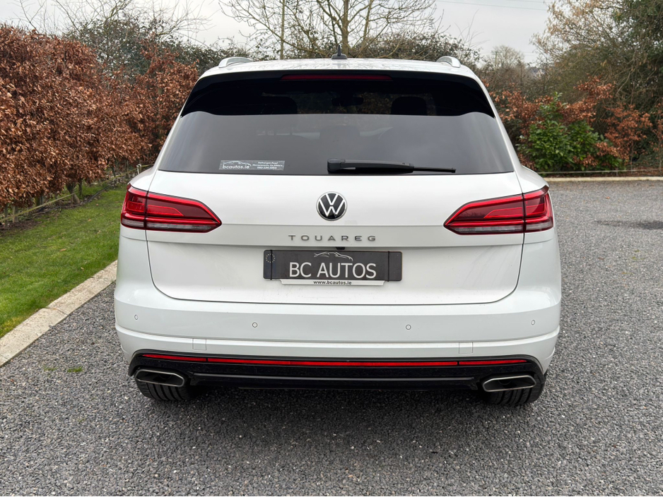 2023 Volkswagen Touareg - image 4