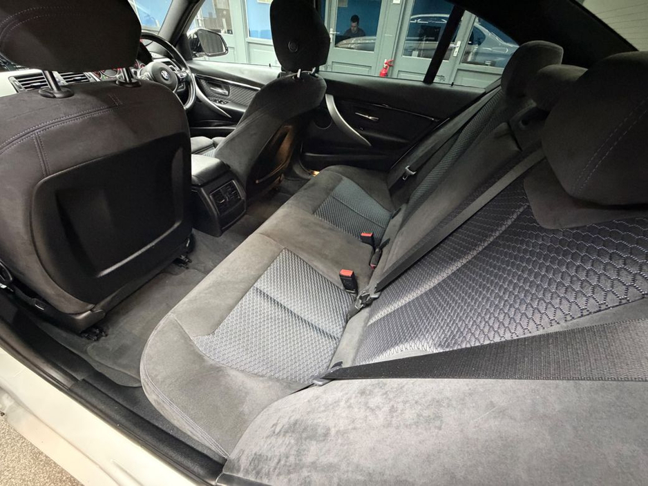 2017 BMW 3 Series - image 29