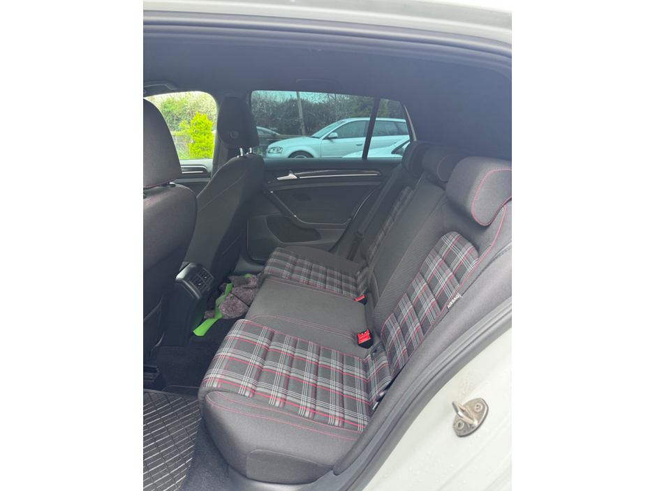 2013 Volkswagen Golf - image 14