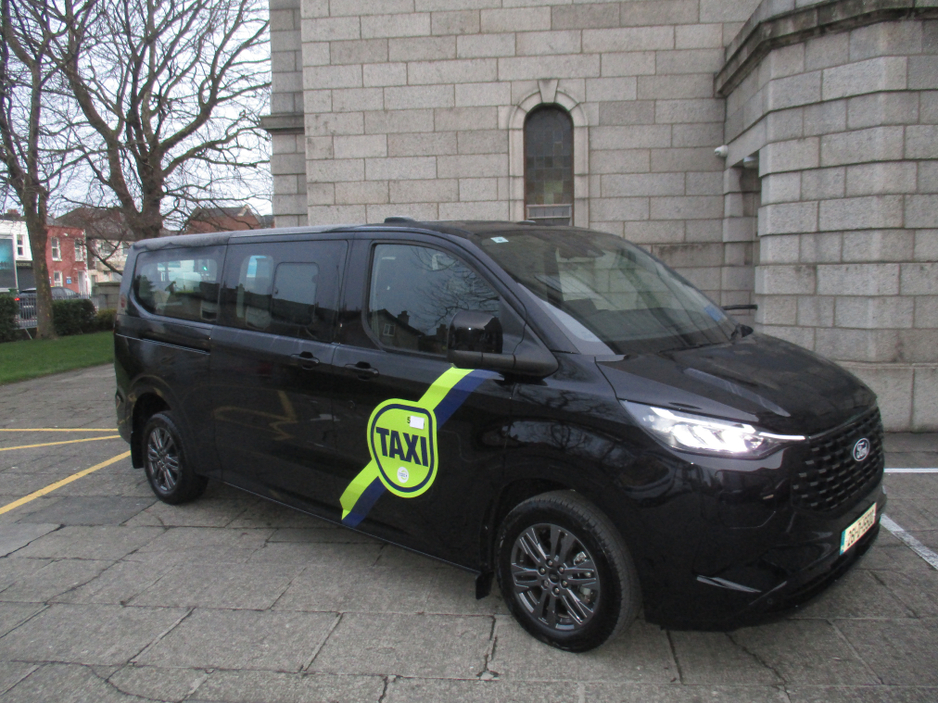 2026 Ford Tourneo Custom TITANIUM 2.5 PHEV 9 SEATER