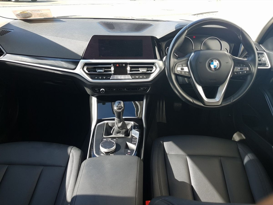 2021 BMW 3 Series - image 4