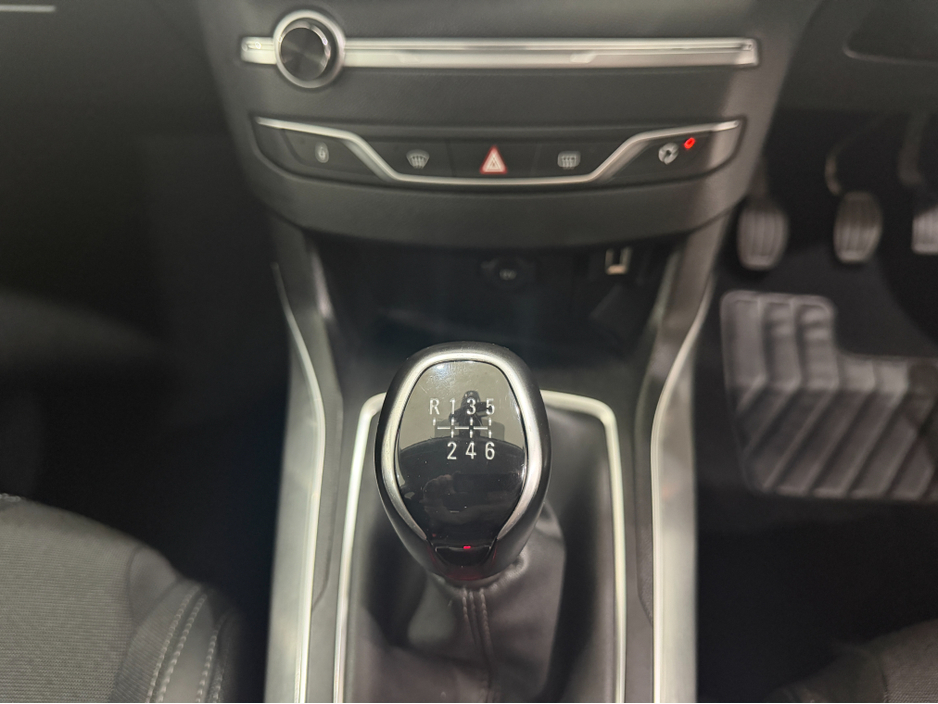 2021 Peugeot 308 - image 18