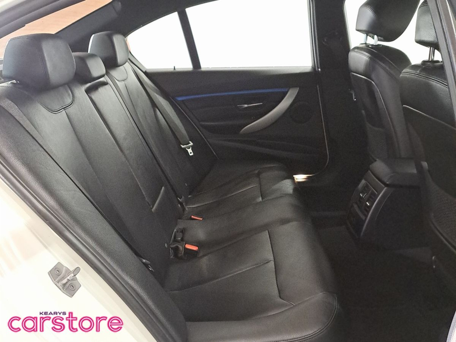 2017 BMW 3 Series - image 13