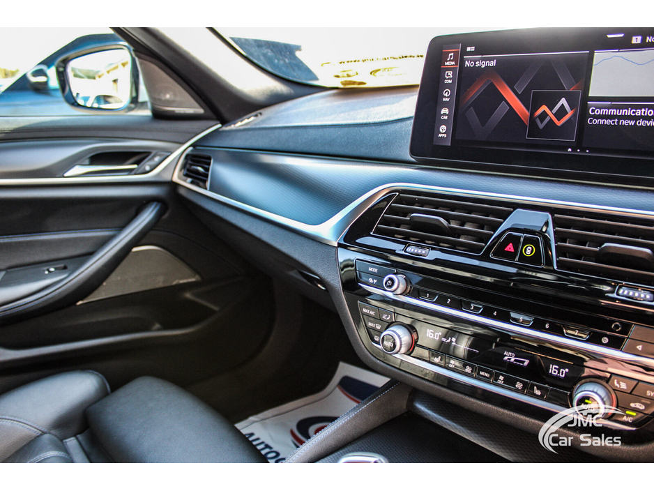 2022 BMW 5 Series - image 19