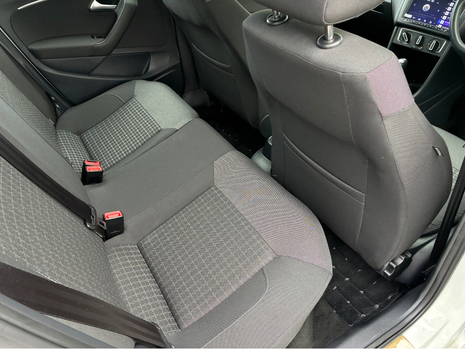 2014 Volkswagen Polo - image 9