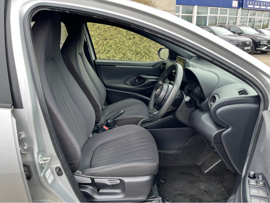 2021 Toyota Yaris - image 9